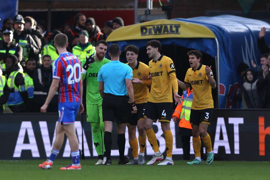 Guessand’s Late Strike Gives Crystal Palace Narrow Win Over 10-Man Wolves